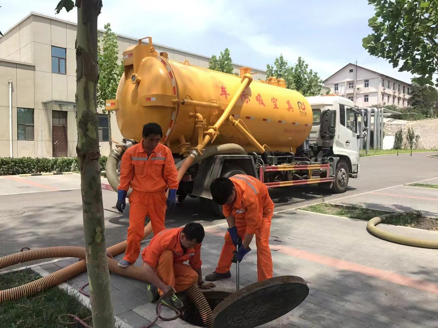 海西管道疏通车停在窨井附近