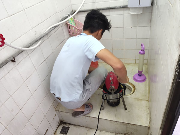 海西管道堵塞冒臭气 专业师傅现场解决问题